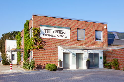 Außenansicht eines Backsteinhauses, in dem die Firma Tietjen ihren Sitz hat.