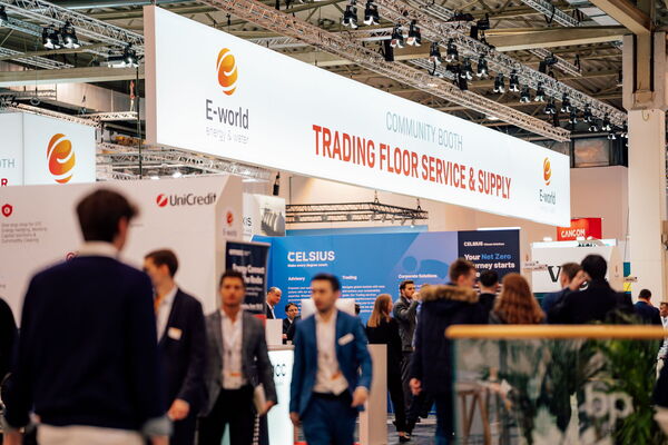 Blick auf Messestände und Publikum in einer hell ausgeleuchteten Messehalle.