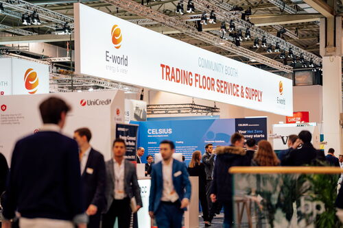 Blick auf Messestände und Publikum in einer hell ausgeleuchteten Messehalle.