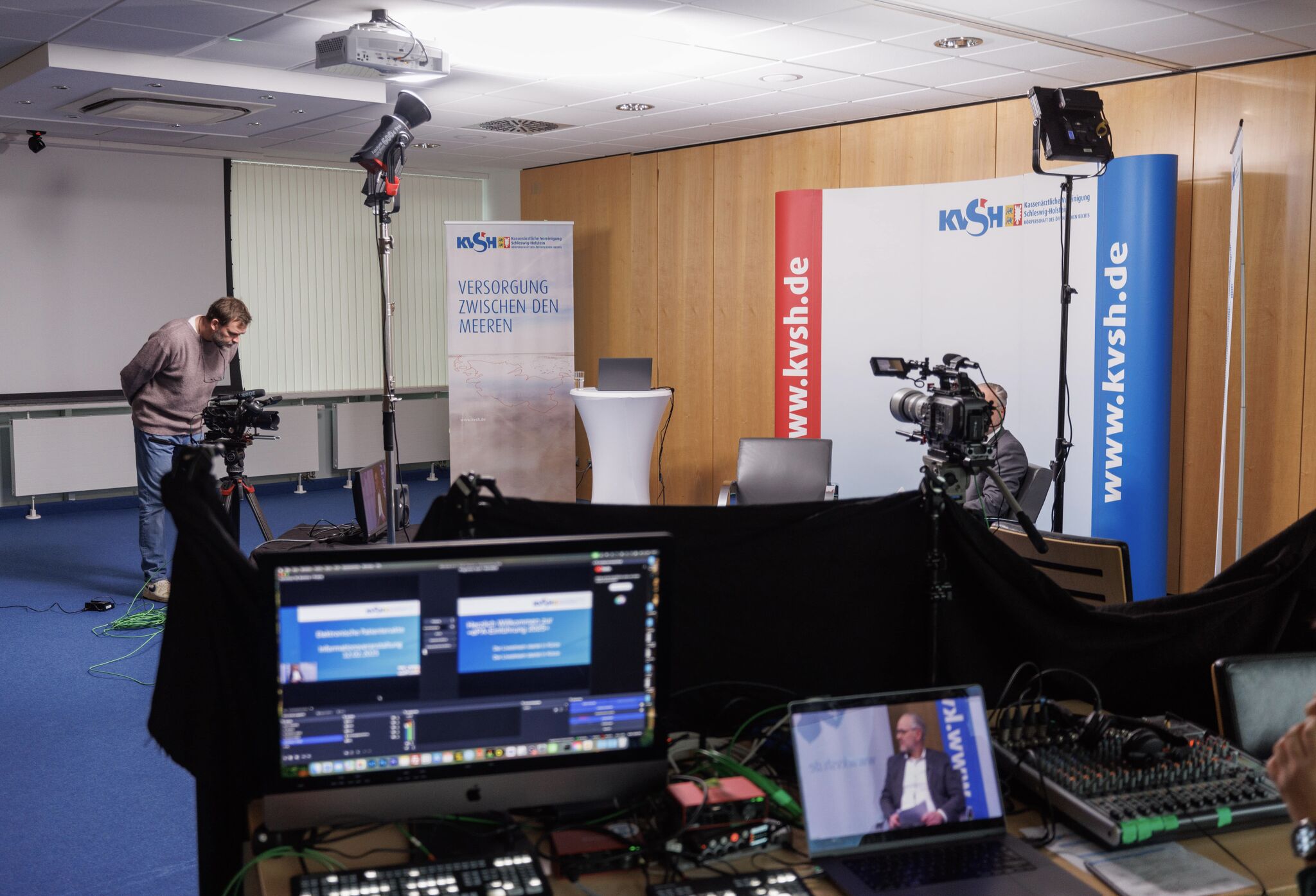 Einblick in die Prouktion eines Livestreams, vielerlei Equipment und Bildschirme.