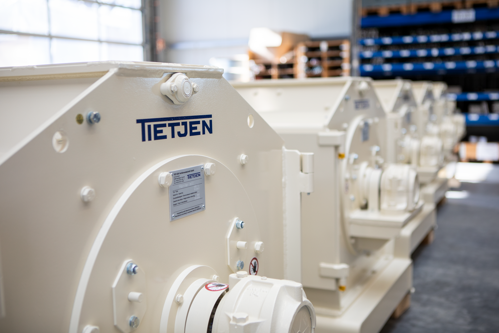 Mehrere Hammermühlen nebeneinander in einer Halle.