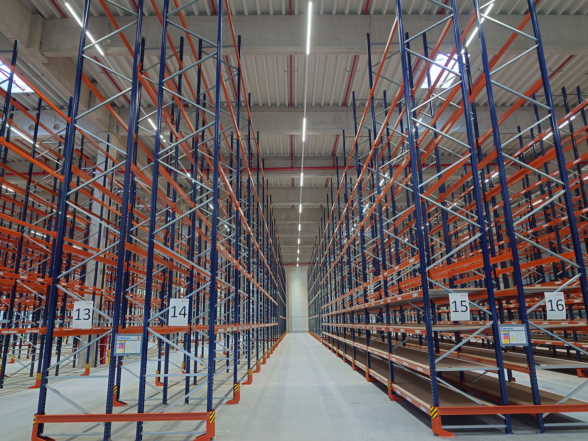 Ein riesiges Hochregallager, noch in leerem Zustand.