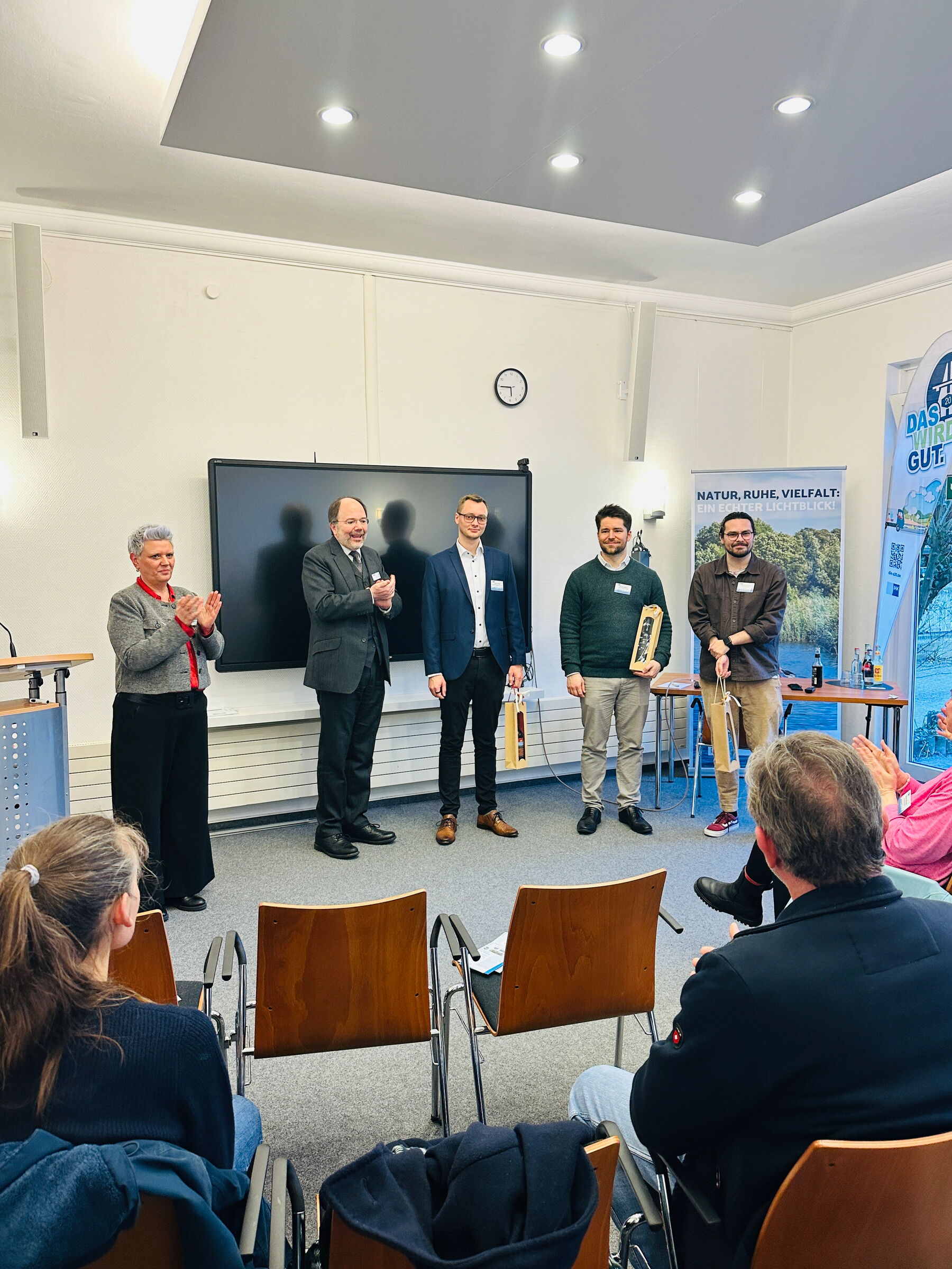 Gruppenbild der Referenten Lukas Maaß, Georg Rasch und Yannick Fischer zusammen mit den Organisatoren Dr. Paul Raab und Susanne Heyn