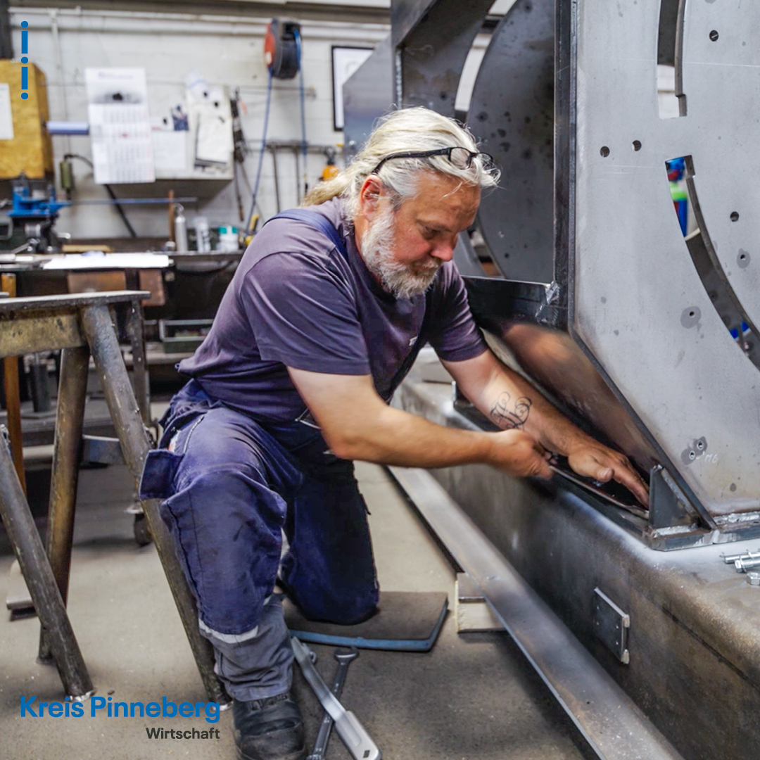Mitarbeiter bei der Arbeit an einer Maschine