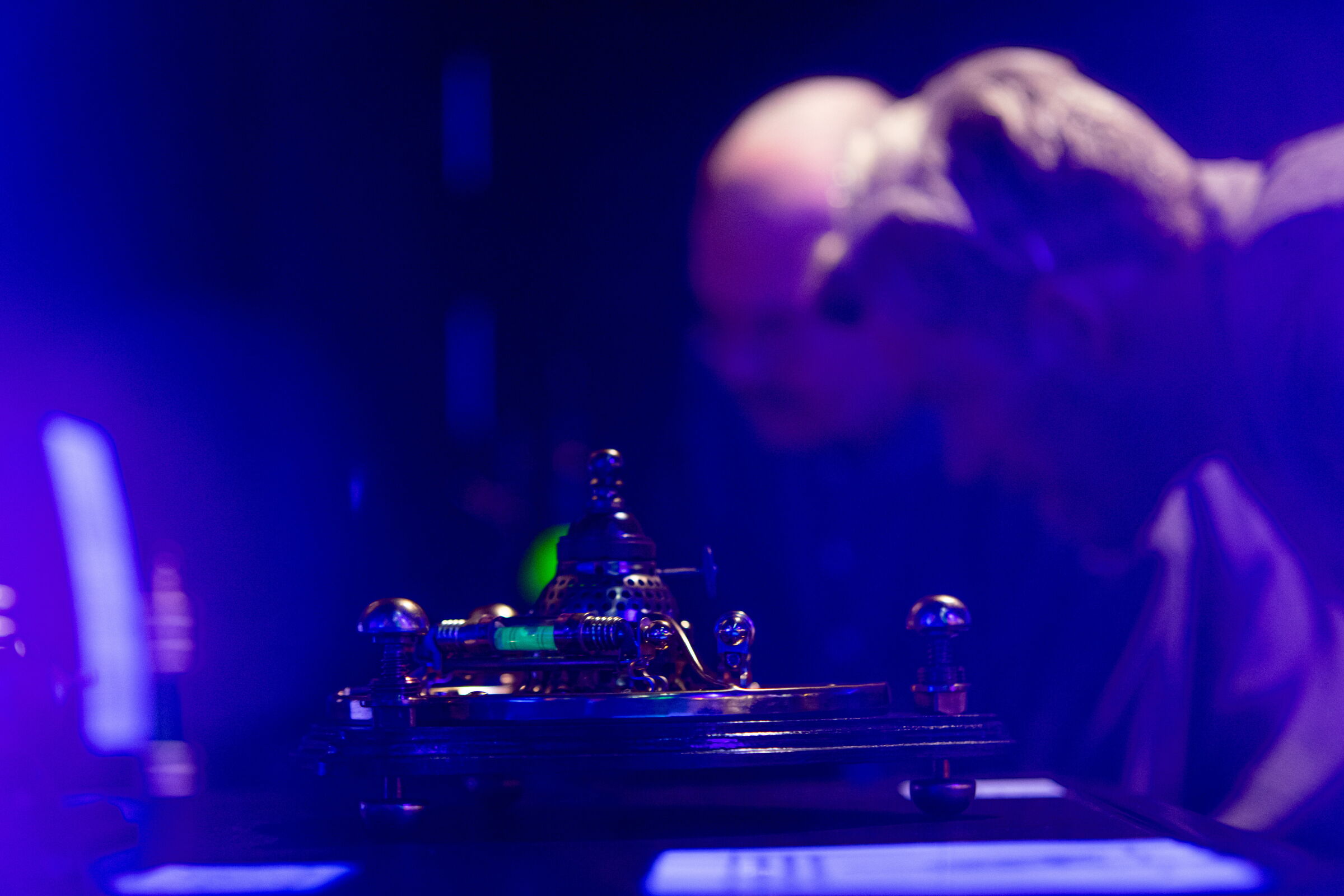 Eine lichtdurchflutete Ausstellungsfläche in blau gehalten, wo die Bilder an der Wand wirken