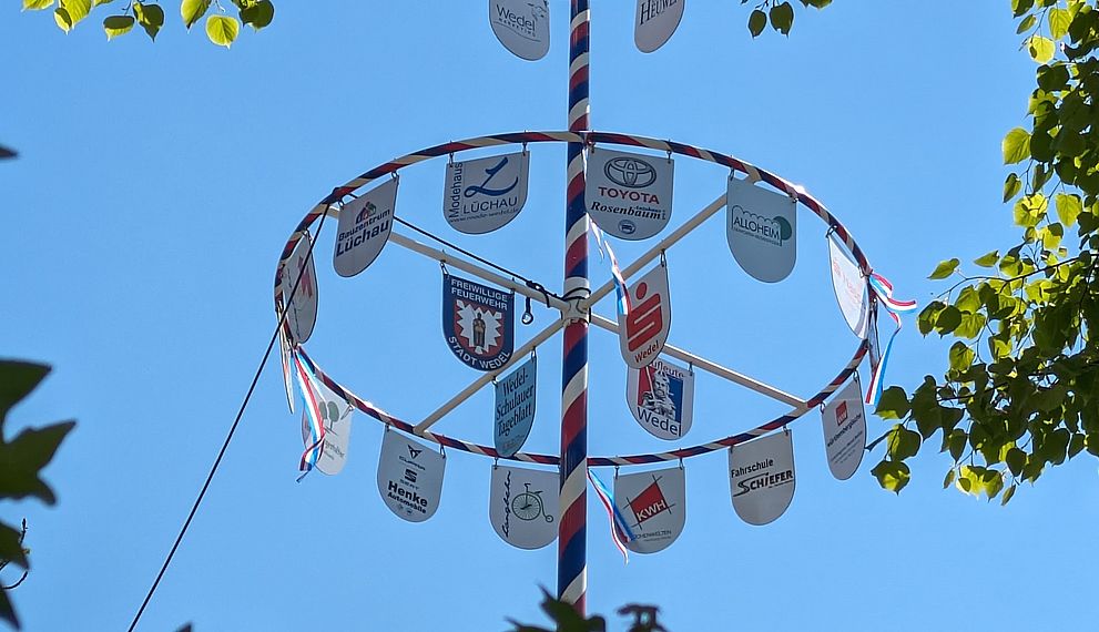 traditioneller Maibaum mit verschiedenen Wappen