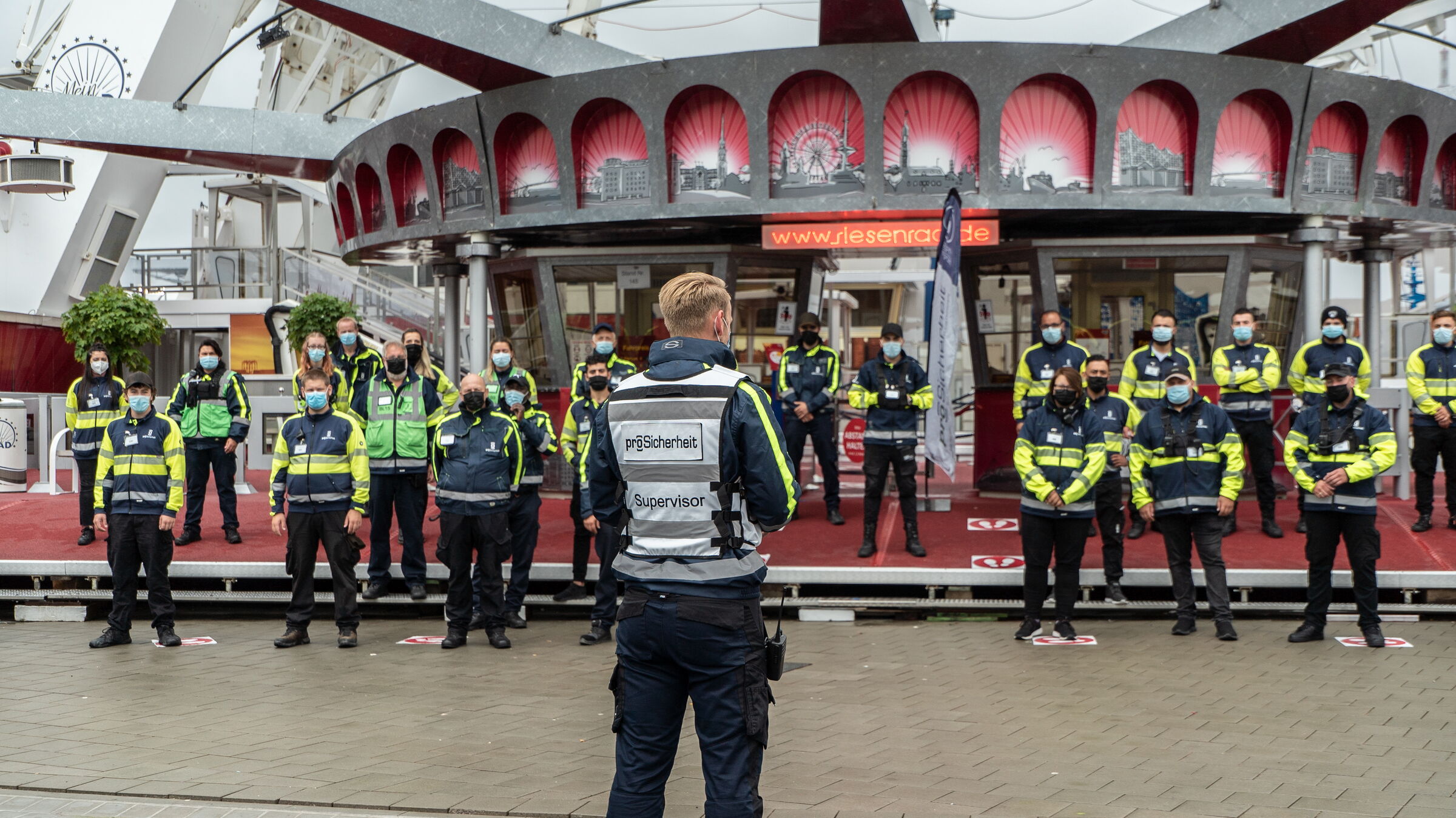 Team der proSicherheit vor einem Fahrgeschäft